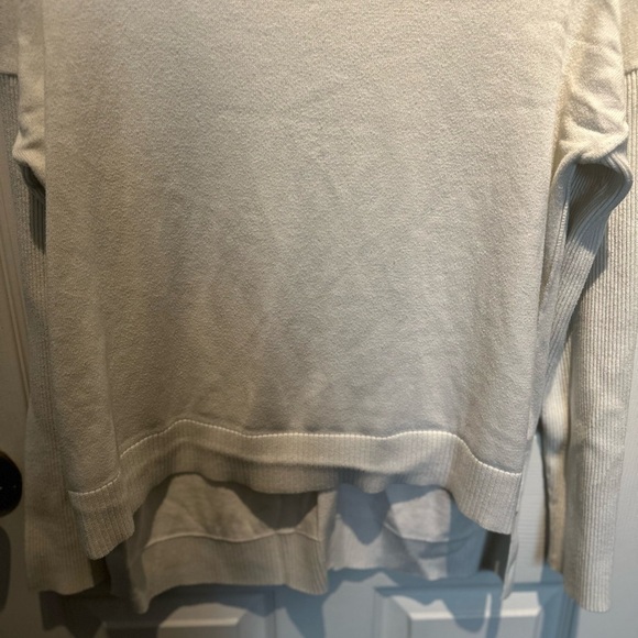 ATHLETA Sweater Womens Medium Cream Silk Blend Highland Crossback OpenBack Shirt - Picture 3 of 6